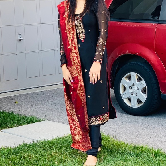 Indian suit with beautiful chunni! - Picture 2 of 3